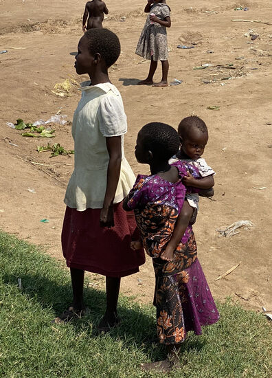 Viele kleine Kinder tragen ihre noch kleineren Geschwister