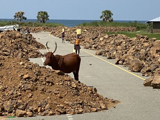 Und sehen 2 Kinder kommen, die wieder schwer beladen sind und bei uns stoppen