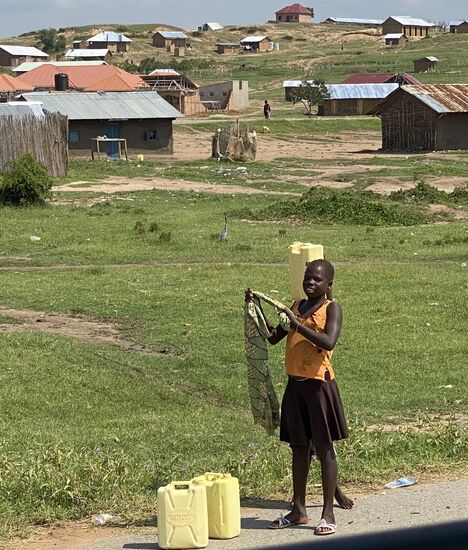 Das Mädel ist total schüchtern und läuft weg, als wir ihr Bonbons geben wollen