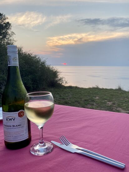 Und wir können uns mal ein Weinchen – der mit circa 25 € pro Flasche hier nicht ganz günstig ist