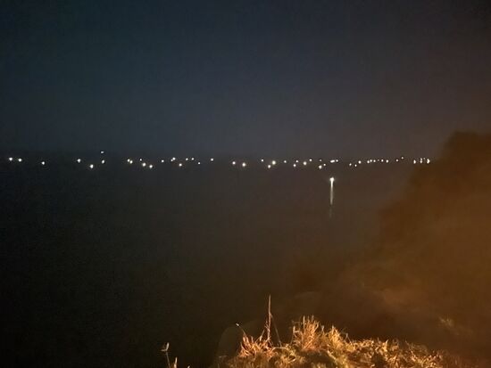 Wie eine Perlenkette reihen sich die Fischerboote aneinander