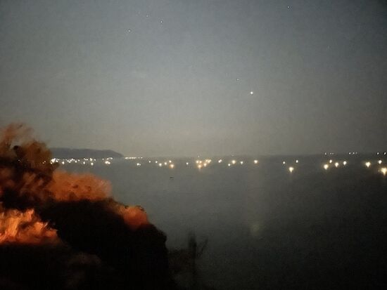 Es sind nur 25km bis zum Kongo-kurios: im Kongo ist es wie bei uns verboten, die kleinen Fische zu behalten, sie müssen in den den See zurück. Aber in Uganda gibt es dieses Verbot nicht. So verkaufen die ugandischen Fischer die kleinen Fische in den Kongo