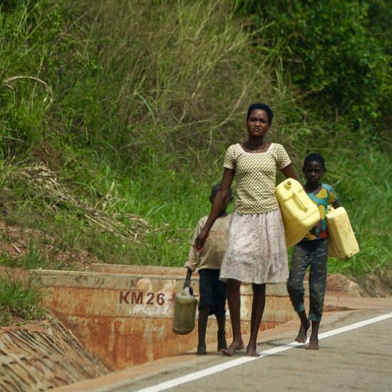 Die Menschen holen Wasser in Kannistern. Und laufen dafür meilenweit