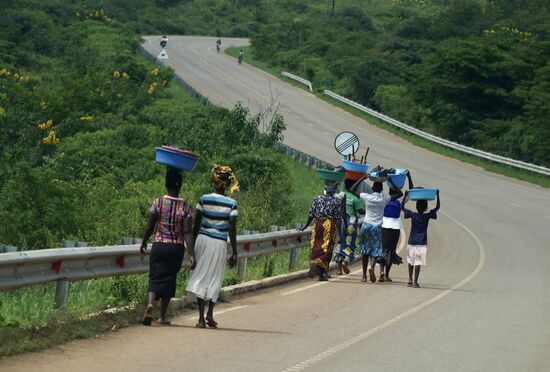 Die Straße ist so belebt…alle schleppen irgendetwas