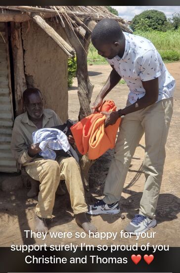 Der alte Mann bekam Decken und Bettwäsche