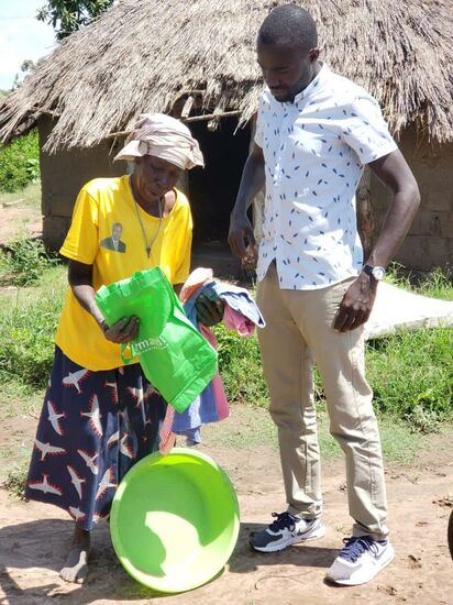 Die Dame bekommt eine Tasche und Kleidung