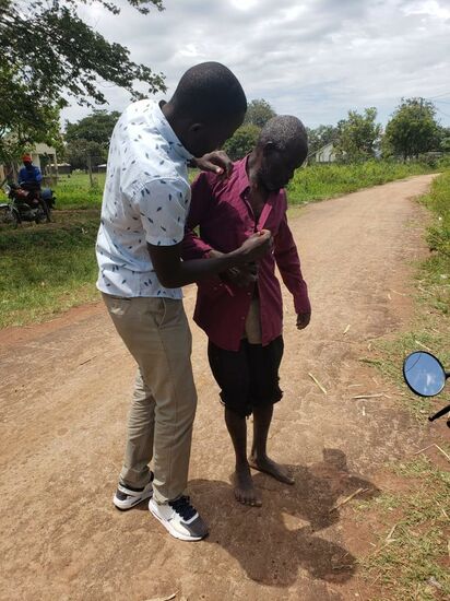 Er bekommt eines der Hemden gleich angezogen