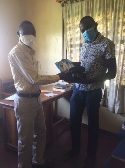 Wir haben auch Brillen und eine Wanduhr und Scheren eingepackt, in der Vermutung, dass auch das benötigt wird. Diese Sachen brachte Denis zur Kirche.