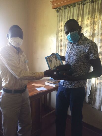 Der Pfarrer bedankt sich- es wird auch verteilt!