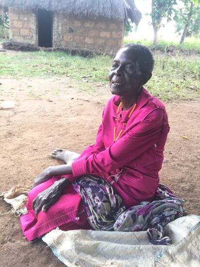 Diese alte Dame ist blind und hat- wie die meisten auch keine Zähne. Denis versorgt sie vonnöten Teil seines Einkommens mit Reis und Zucker