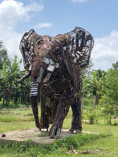 Ein riesiger Elefant aus Altmetall