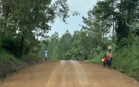 Wieder fotografiere ich während der Fahrt das Leben in den Dörfern und auf der Straße
