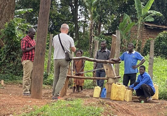 Wir stoppen an einem Brunnen, hier treffen sich viele zum Wasser holen