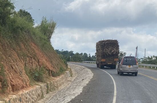 Dieser vollbeladene LKW quält sich den Berg hoch