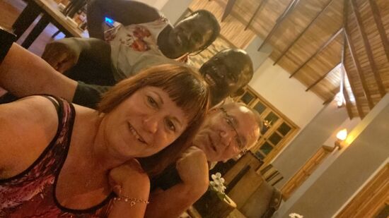 Wir verbringen einen tollen Abend mit Sekt,gutem Essen und netten Gesprächen.