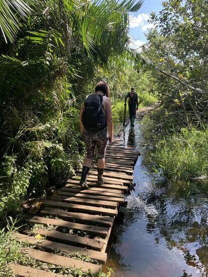 Die Gummistiefel sind viel zu groß und ich muß höllisch aufpassen beim dahinschlurfen…