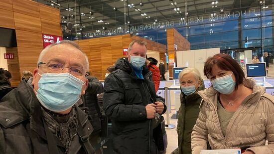 Lange Warteschlange beim Check-in in Berlin