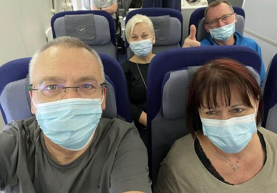 Hurra- wir sitzen im Flieger nach New York!!
Der Flieger ist sehr leer, sodass wir uns locker auf die Reihen verteilen können.
Thomas hat vorab für uns teure Plätze mit mehr Beinfreiheit reserviert—
Das haben wir nun sowieso —