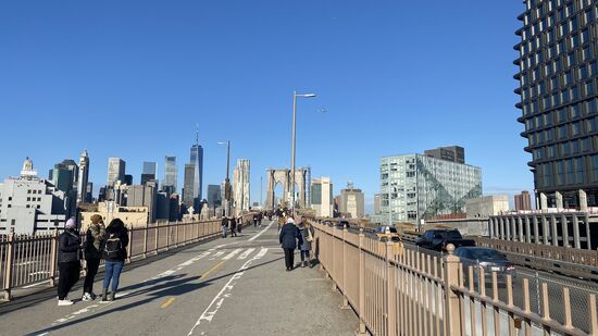 Wir gehen über die Brooklyn-Bridge