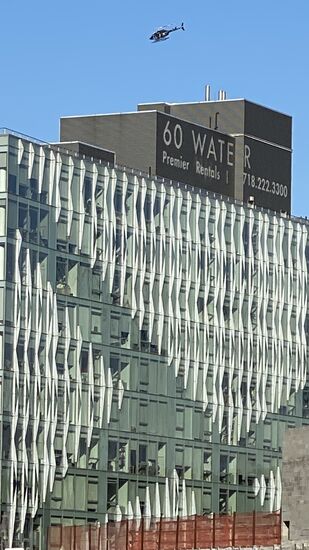 So einen Hubschrauberflug kann man hier auch buchen- scheint gut zu laufen- man sieht die ständig kreisen