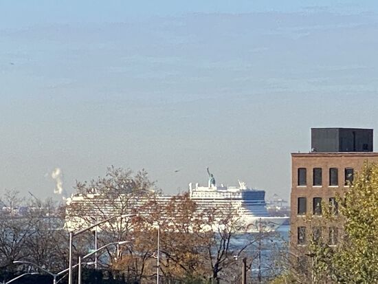 Ganz weit hinten sehen wir die Freiheitsstatue mit einem Riesenkreuzschiff davor