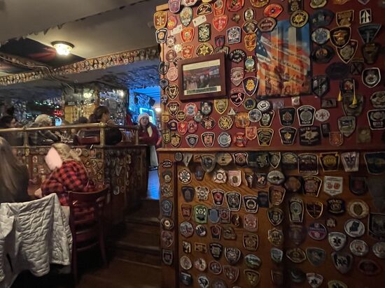 Tausende von Stickern wurden hier gesammelt und schmücken die Wände