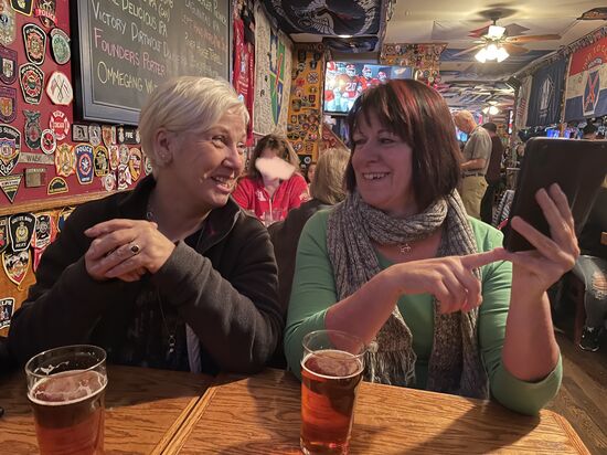 Schau dir mal an, wie wir auf den Fotos aussehen….