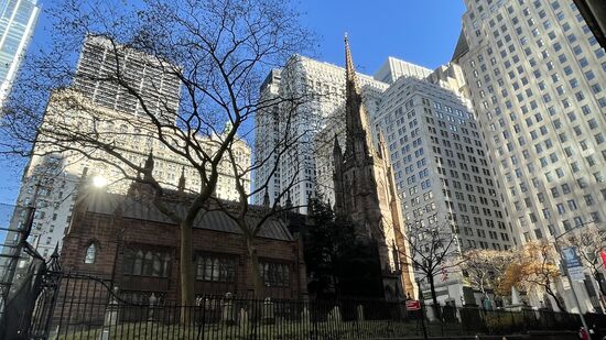 Die „Trinity church“ —sie sieht so außergewöhnlich aus, weil sie zwischen den Hochhäusern steht