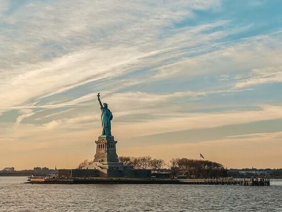 Immer entlang der Freiheitsstatue auf der unbewohnten Insel  „Liberty Island“
