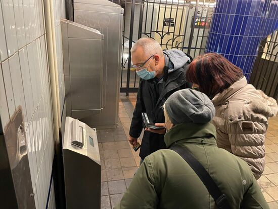 Zurück fahren wir eine Station mit der U-Bahn—irgendwas stimmt nicht mit der Karte von Thomas…