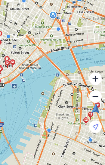 Hier kann man die günstige Lage unseres Hotels (blauer Pfeil) sehen- wir haben nur wenige Meter zur Brooklyn Bridge
