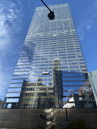 Da sind wir -und können beobachten, wie eine Scheibe in luftiger Höhe ausgetauscht wird