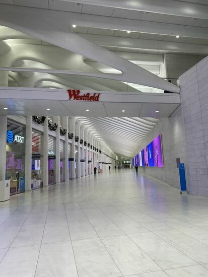 Das Oculus beim „One World Center“—ein sehr ungewöhnlich- architektonisches strahlend weißes Gebäude mit edlen Designerläden-
Eigentlich ist es der neue Bahnhof für die „Path“-das Verkehrsmittel zwischen New Jersey und New York. Der wohl teuerste Bahnhof der Welt wurde 2016 eröffnet