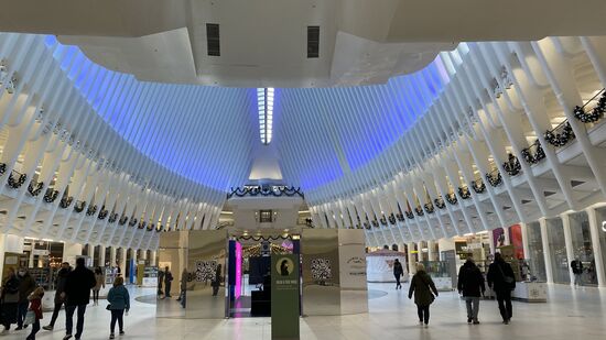 Der Oculus ist nicht nur ein Bahnhof-man kann hier shoppen, essen gehen oder auch Events besuchen…..