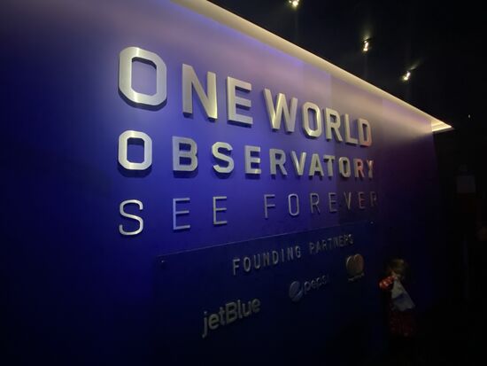 Dann ist es soweit—es geht hinauf—auf das „One World Observatorium“-mit 541,3m ist das höchste Gebäude der Vereinigten Staaten und an siebter Stelle weltweit