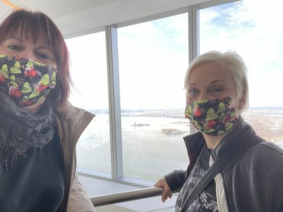 Hinten ist die Freiheitsstatue auf der kleinen Insel zu erkennen