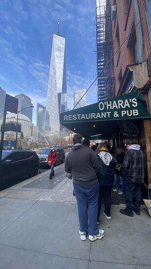 Oh—voller Schreck sehen wir eine Menschenschlange davor—etwa alle Tische besetzt?Nein—die eröffnen erst um Punkt 12 Uhr mittags