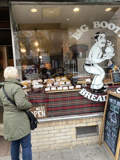 Auf dem Weg zur U-Bahn stoppen wir beim Bäcker…