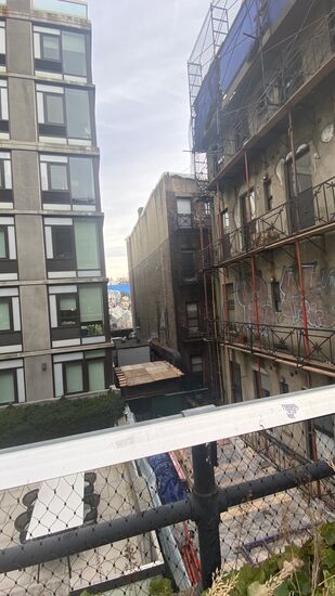 Seit 2009 ist der erste Abschnitt für die Öffentlichkeit freigegeben—an einigen Gebäuden befinden sich Kunstwerke