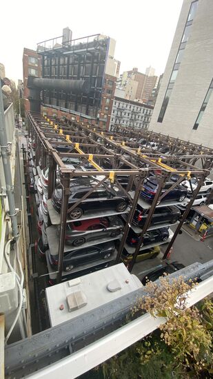 Hier ein interessanter Parkplatz—die Autos werden „gestapelt“