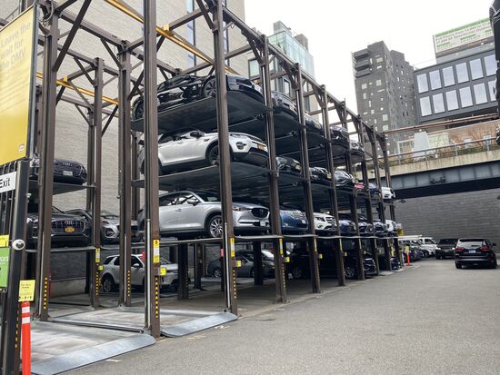 Das schauen wir uns genauer an—möchten wir doch wissen, wie man die Autos herausholt