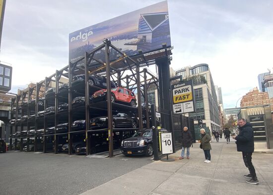 Die untersten müssen zuerst raus, dann werden die oberen runtergefahren, erklärt man uns.
Man beachte die Preise: eine halbe Stunde parken kostet 10 US$!