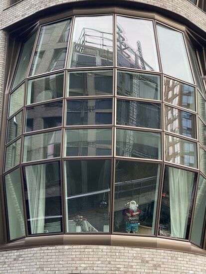 Weiter gehts die „line“ entlang—man kann oft durch die Fenster in die Wohnungen schauen