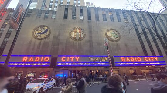 Sie wurde im Dezember 1932 fertiggestellt und war das größte Theater der Welt