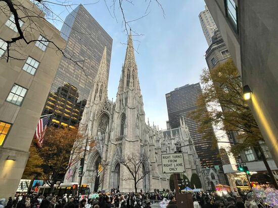 Wieder eine schöne Kirche inmitten der Hochhäuser: die „St. Patricks Cathedral“-die größte neugotische Kathedrale der Vereinigten Staaten