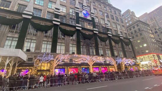 Wir sind auch gerade richtig zur Lichtershow vor dem edlen Kaufhaus „Saks“