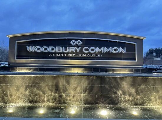 Das Outlet ist riesig—eine kleine Stadt mit allen bekannten Marken