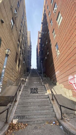 Als wir ankommen, steht schon eine Menschentraube dort—die gehören aber alle zusammen und sind bald verschwunden. Nun haben wir den Schauplatz für uns allein. 