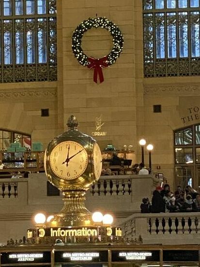 Wir sind gut in der Zeit - 12 Uhr Mittags und wir verlassen den Bahnhof