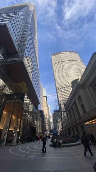 Wir haben noch genug Zeit um die städtische Bibliothek zu besichtigen